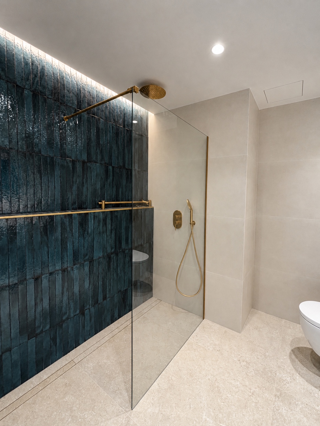 Ducha de azulejo azul con grifería en acabado latón