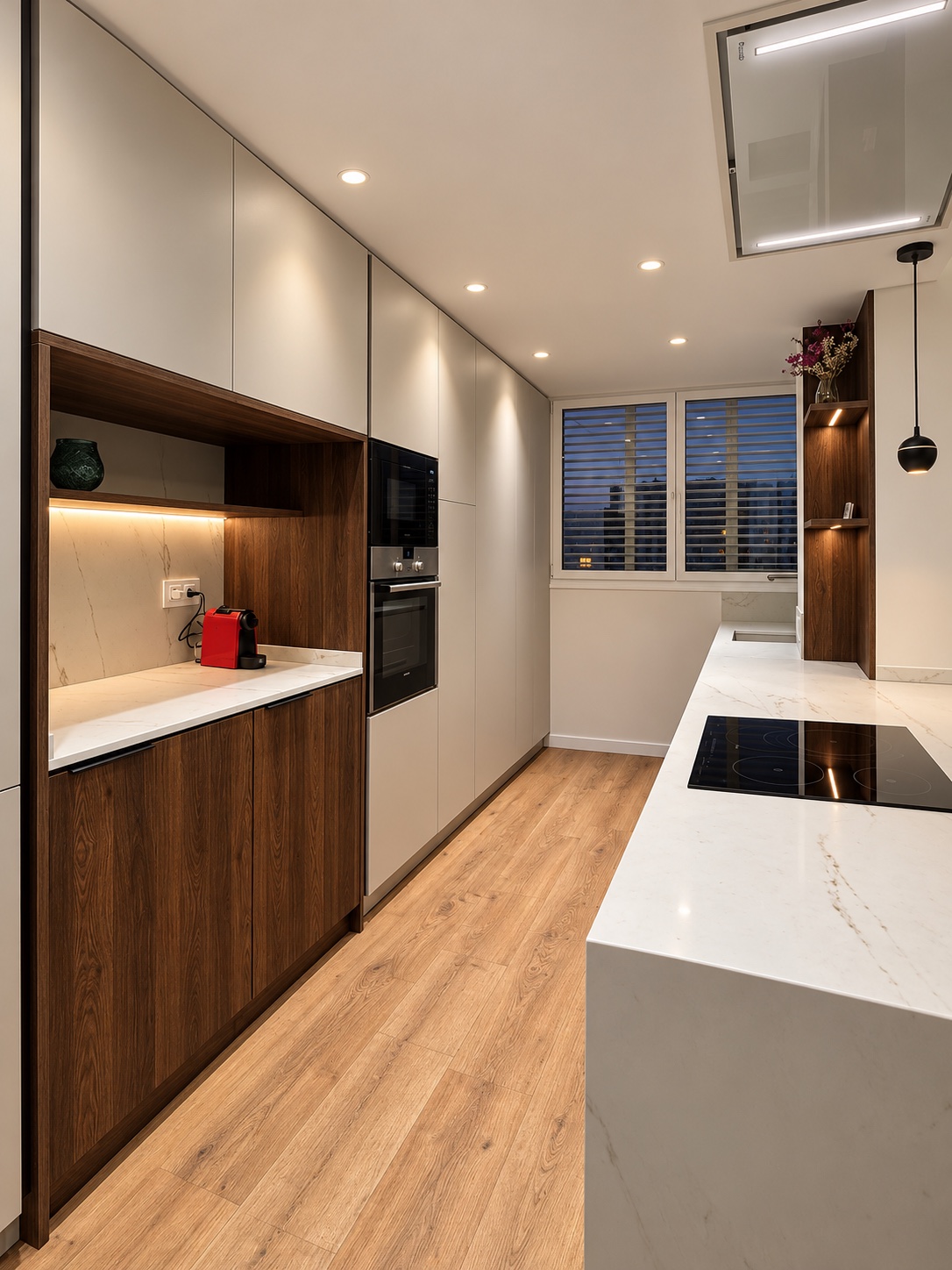 Cocina blanca y nogal. Otra perspectiva del proyecto, fotografía 2 de 2.