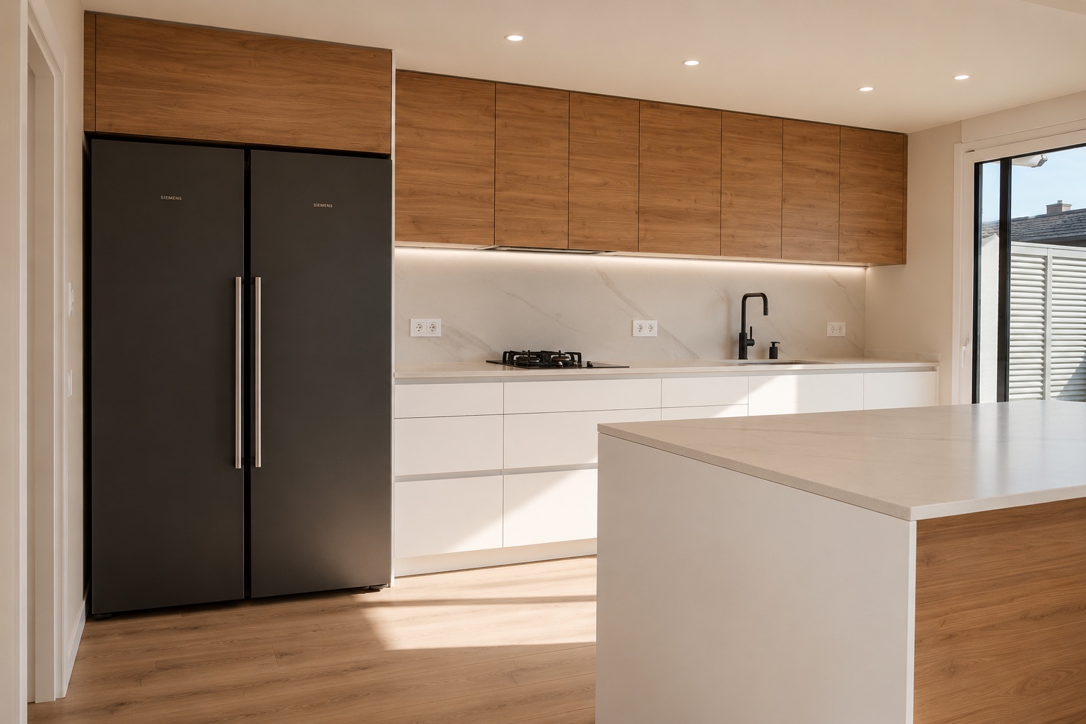 Interiorismo de cocina abierta con madera, piedra e iluminación integrada realizado por NOVOGAR