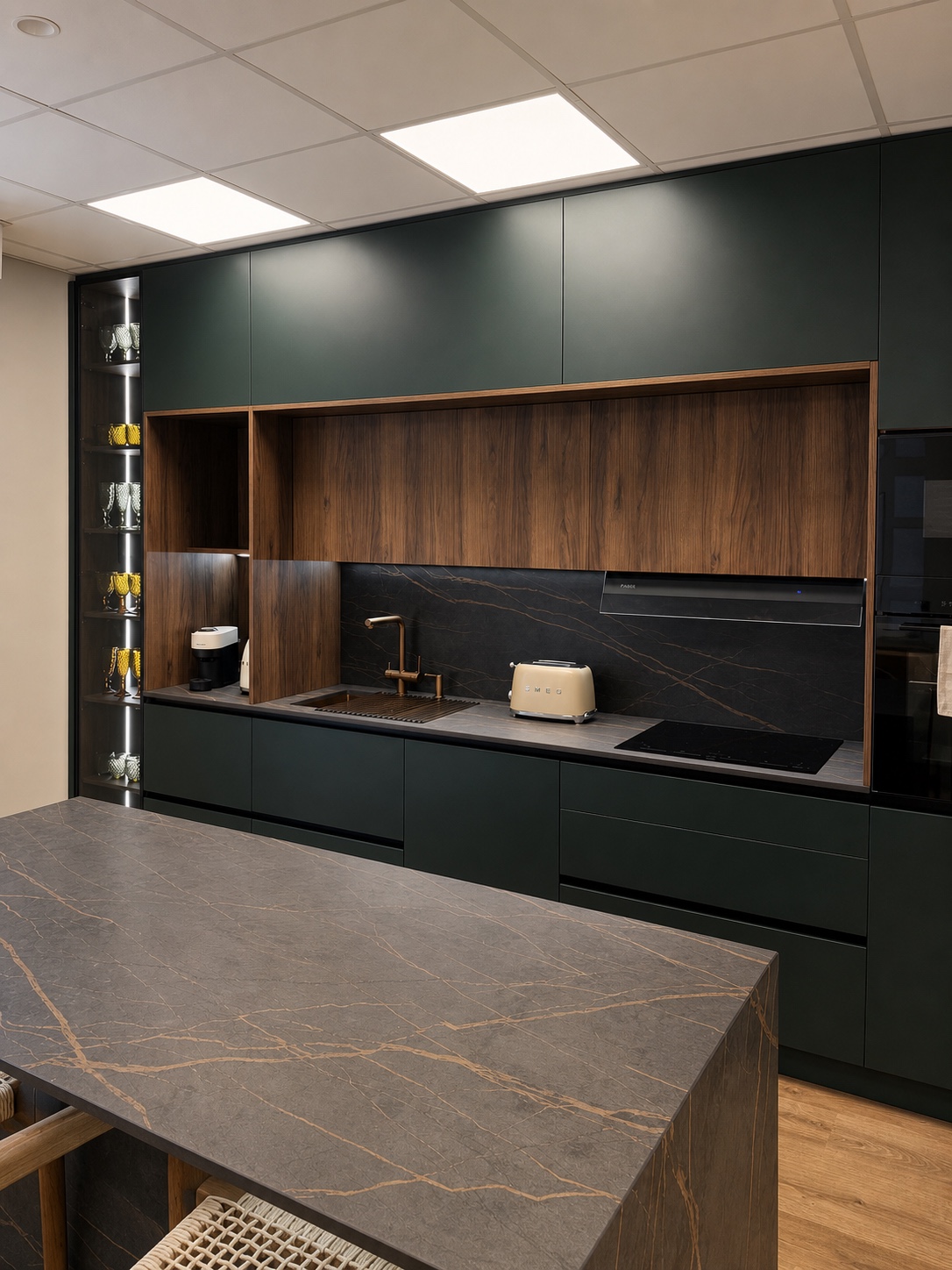 Cocina de exposición verde y nogal en la tienda física NOVOGAR